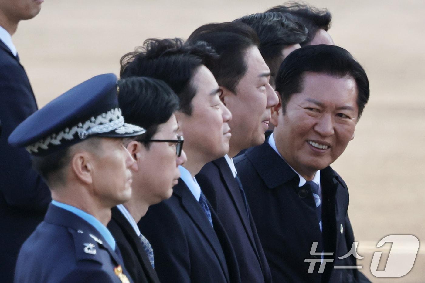 정청래 더불어민주당 대표가 26일 오전 경기도 성남시 서울공항에서 아프리카·중동 4개국 순방 일정을 마무리한 이재명 대통령 귀국 환영을 위해 대기하고 있다. 2025.11.26/뉴스1 ⓒ News1 황기선 기자