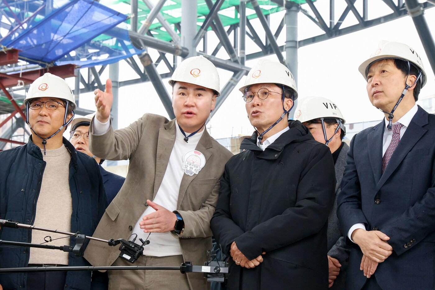 오언석 도봉구청장이 김민석 국무총리에게 서울아레나 주변 창동권역 개발 사안에 대해 설명하고 있다.(도봉구 제공)