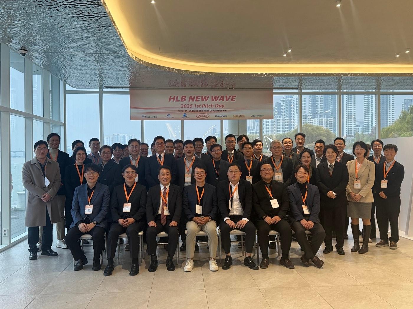 본문 이미지 -  25일 서울 반포 한강변 복합문화공간 &#39;더리버&#39;에서 열린 오픈이노베이션 프로젝트 &#39;HLB NEW WAVE&#39;의 2025 제1회 피치데이에서 진양곤 HLB그룹 회장&#40;첫 줄 가운데&#41;과 기존 협력 기업 및 이번에 새로 선정된 기업 대표들, HLB그룹 주요 임직원들이 기념촬영을 하고 있다. &#40;HLB 제공&#41;