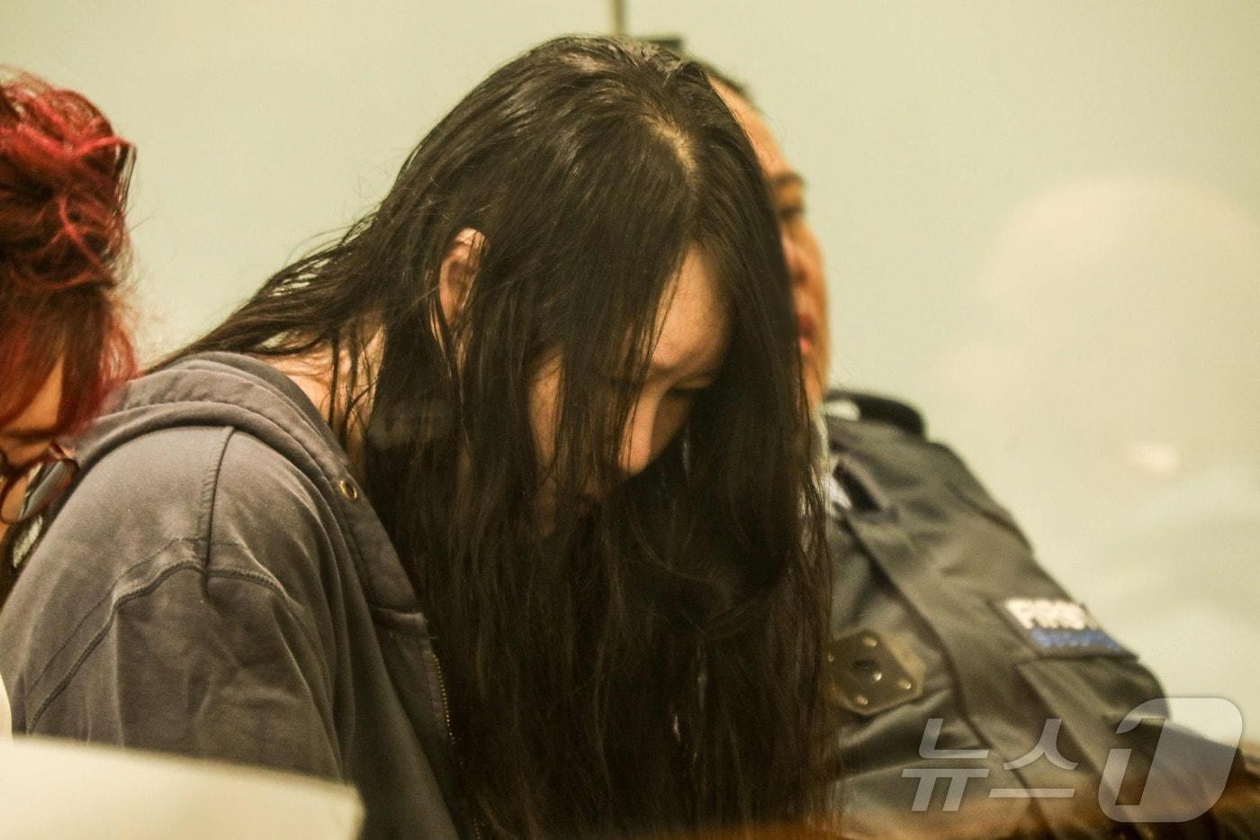 두 자녀를 살해하고 시신을 여행가방에 넣어 방치한 혐의를 받는 뉴질랜드 시민권자 이모 씨(45)가 26일(현지시간) 뉴질랜드 오클랜드 고등법원에서 종신형을 선고받고 있다. 2025.11.26. ⓒ AFP=뉴스1 ⓒ News1 이정환 기자