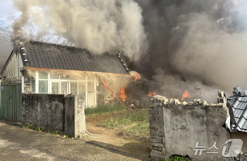본문 이미지 - 25일 오전 10시49분쯤 경북 고령군 덕곡면의 한 단독주택에서 불이나 소방 당국이 진화하고 있다(경북소방본부 제공. 재판매 및 DB 금지)2025.11.26/뉴스1