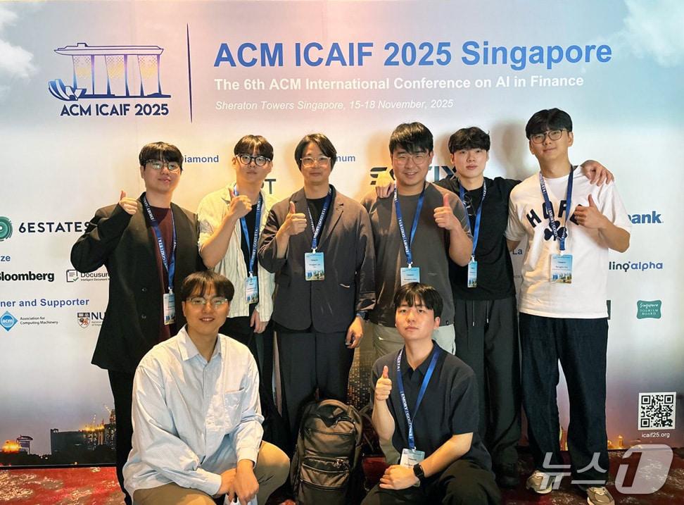본문 이미지 - 'ACM ICAIF 2025' 학술대회에 참석한 이용재 교수(윗줄 왼쪽 세 번째) 연구팀이 현장에서 기념촬영을 하고 있다.(UNIST 제공. 재판매 및 DB금지)/뉴스1