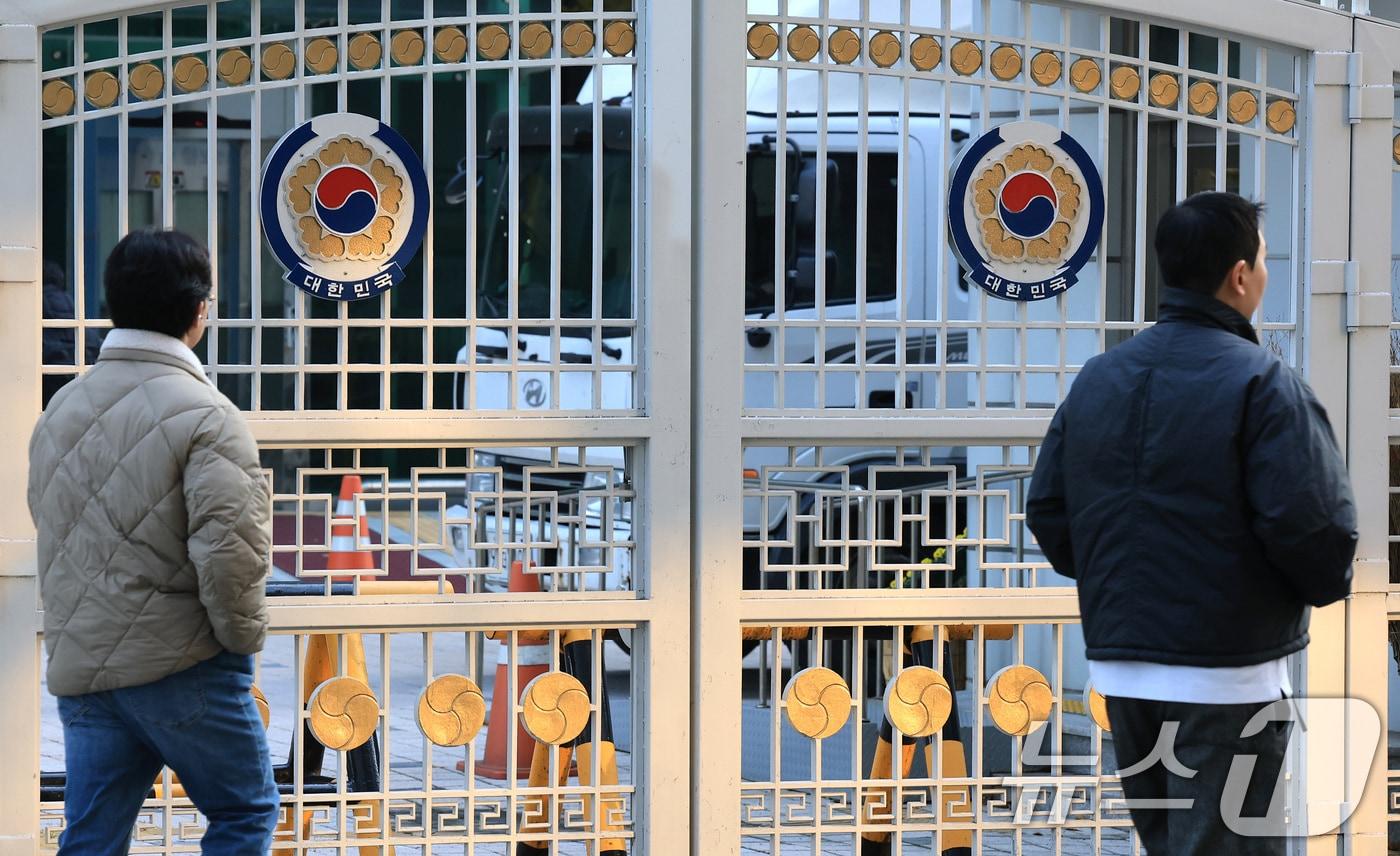 26일 오전 서울 종로구 정부서울청사로 공무원들이 출근을 하고 있다. 2025.11.26/뉴스1 ⓒ News1 임세영 기자