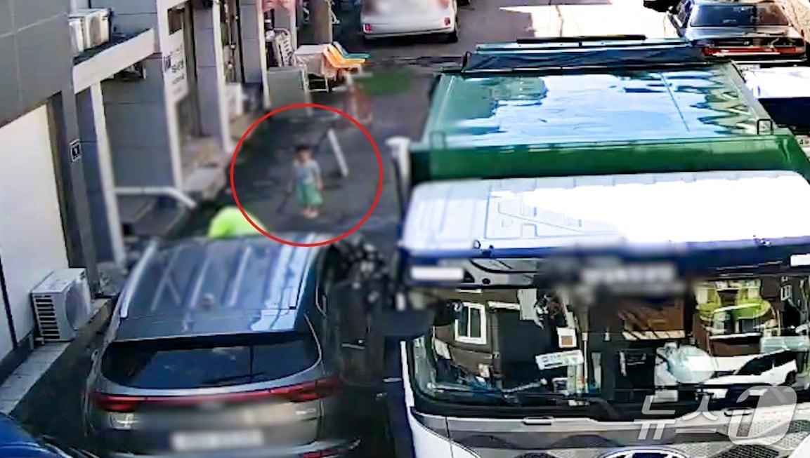 본문 이미지 -  A 군이 위험천만하게 도로를 활보하고 있는 모습. &#40;군포경찰서 제공. 재판매 및 DB 금지&#41; 2025.11.26/뉴스1 