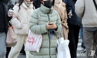 본문 이미지 - 지난  26일 오전 서울 종로구 광화문네거리에서 두터운 옷차림의 시민들이 발걸음을 옮기고 있다. 2025.11.26/뉴스1 ⓒ News1 이호윤 기자