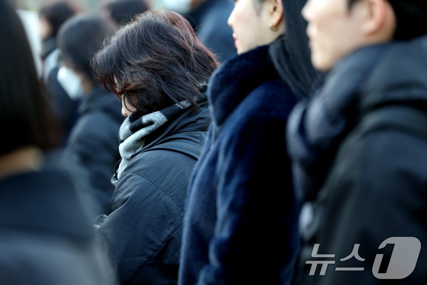 서울 종로구 광화문네거리에서 두터운 옷차림의 시민들이 발걸음을 옮기고 있다. 2025.11.26/뉴스1 ⓒ News1 이호윤 기자