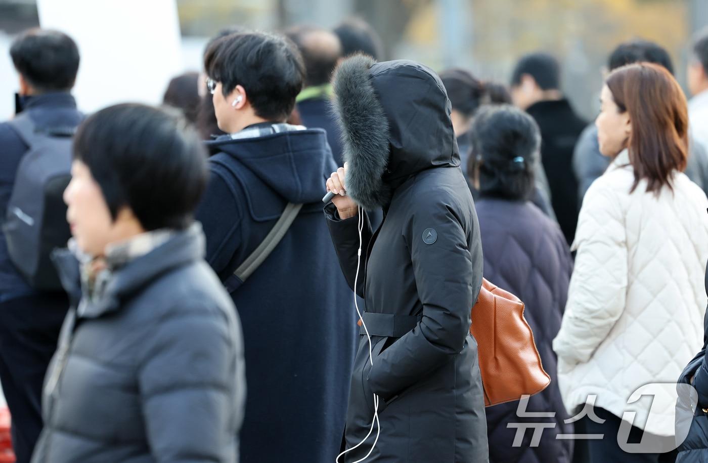 추운 날씨를 보인 지난 11월 26일 오전 서울 종로구 광화문네거리에서 두터운 옷차림의 시민들이 발걸음을 옮기고 있다. 2025.11.26/뉴스1 ⓒ News1 이호윤 기자