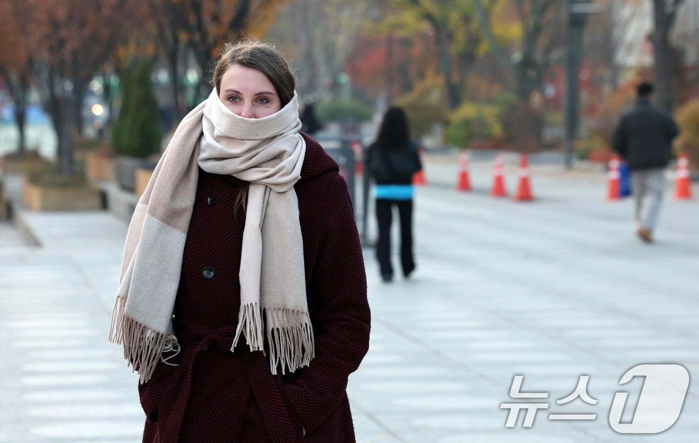 아침 기온이 전날보다 5~7도 가량 큰 폭으로 떨어져 추운 날씨를 보인 26일 오전 서울 종로구 광화문광장에서 목도리를 한 외국인 관광객이 발걸음을 옮기고 있다. 2025.11.26/뉴스1 ⓒ News1 이호윤 기자