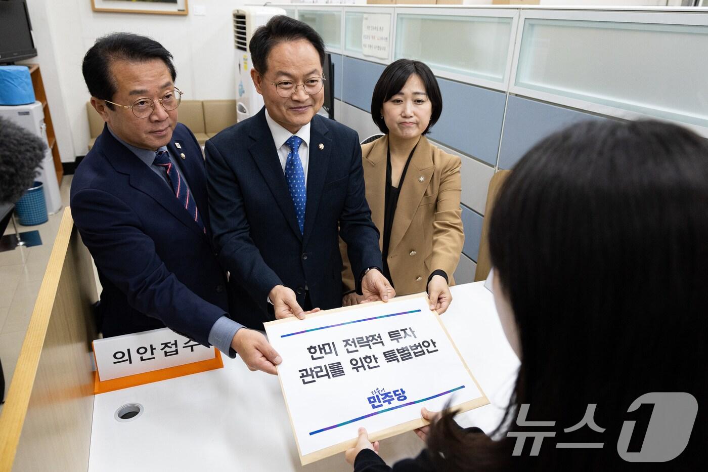 허영 더불어민주당 원내정책수석부대표&#40;가운데&#41;와 문금주, 백승아 원내부대표가 26일 서울 여의도 국회 의안과에 한미 전략적 투자관리를 위한 특별법안을 제출하고 있다. 2025.11.26/뉴스1 ⓒ News1 유승관 기자