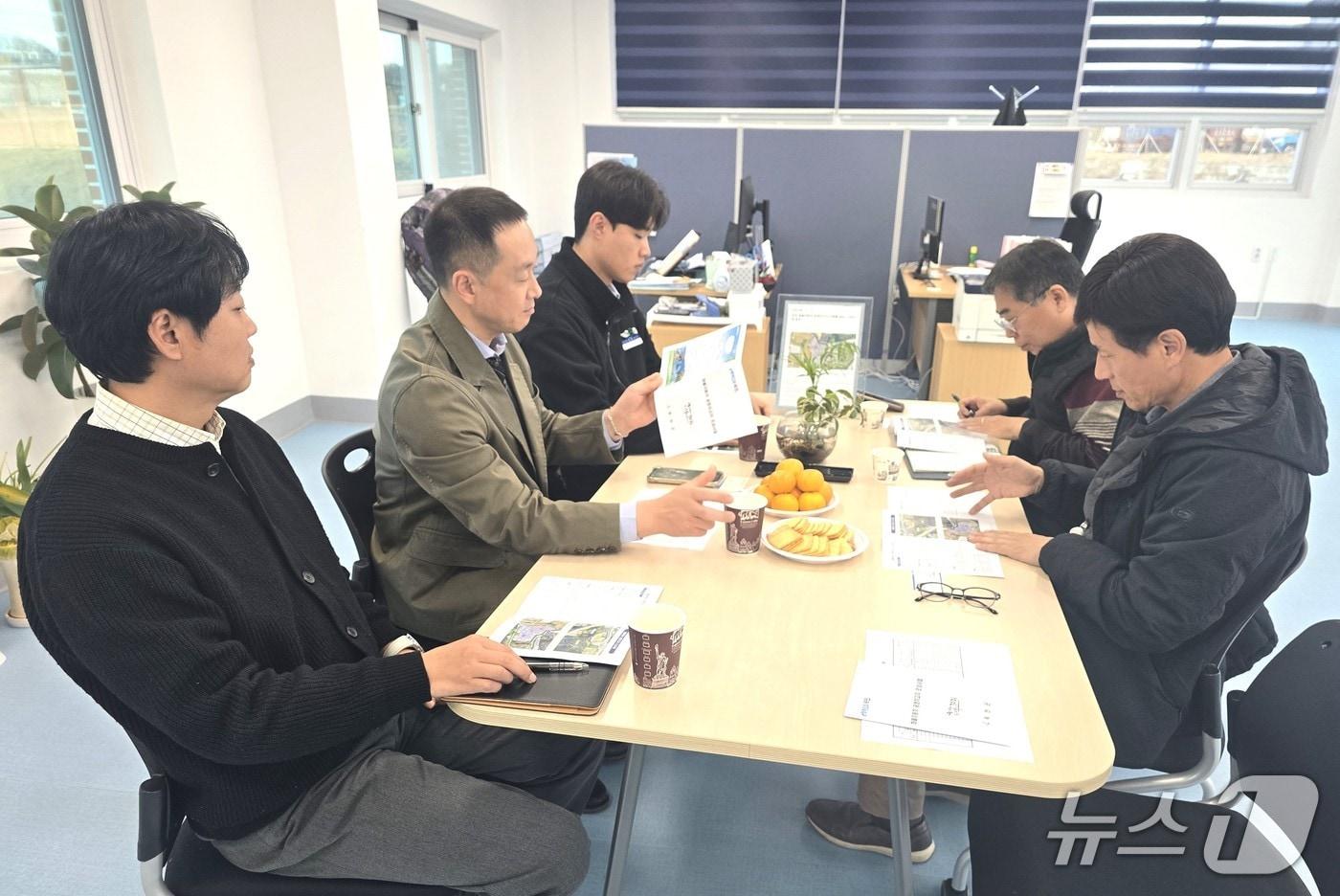 여주시청 관계자들이  옥천군 화물자동차 공영차고지를 찾아  운영 현황을 살펴보고 있다. (옥천군 제공. 재판매 및 DB금지) /뉴스1