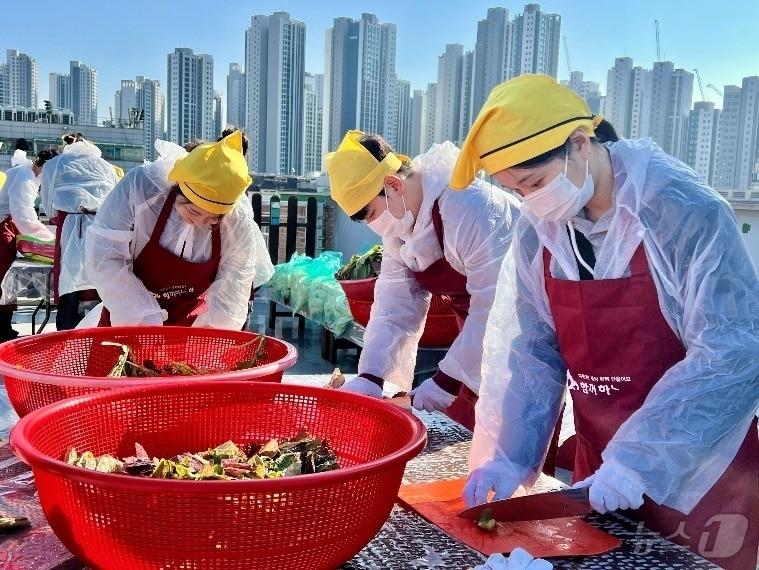 본문 이미지 - 세아상역 임직원들이 채소를 손질하는 모습. &#40;세아상역 제공&#41;