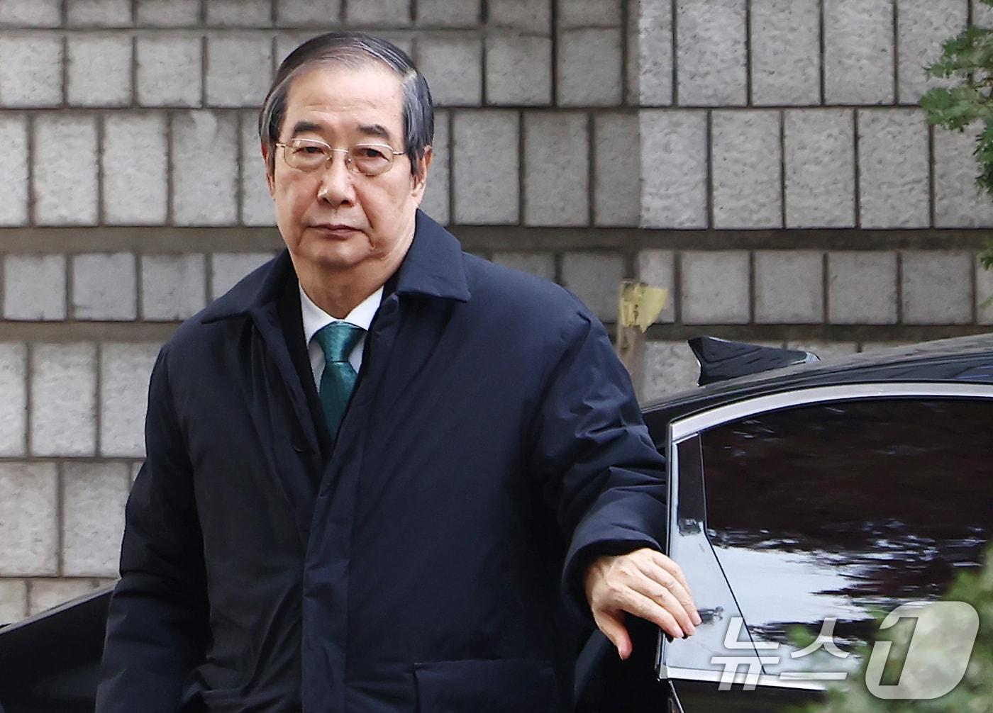 본문 이미지 - 윤석열 전 대통령의 12·3 비상계엄을 적극적으로 말리지 않은 혐의로 재판에 넘겨진 한덕수 전 국무총리가 26일 오전 서울 서초구 서울중앙지방법원에서 열린 내란 우두머리 방조, 내란 중요임무 종사 등 혐의 사건 1심 결심 공판에 출석하기 위해 차량에서 내리고 있다. 2025.11.26/뉴스1 ⓒ News1 김민지 기자