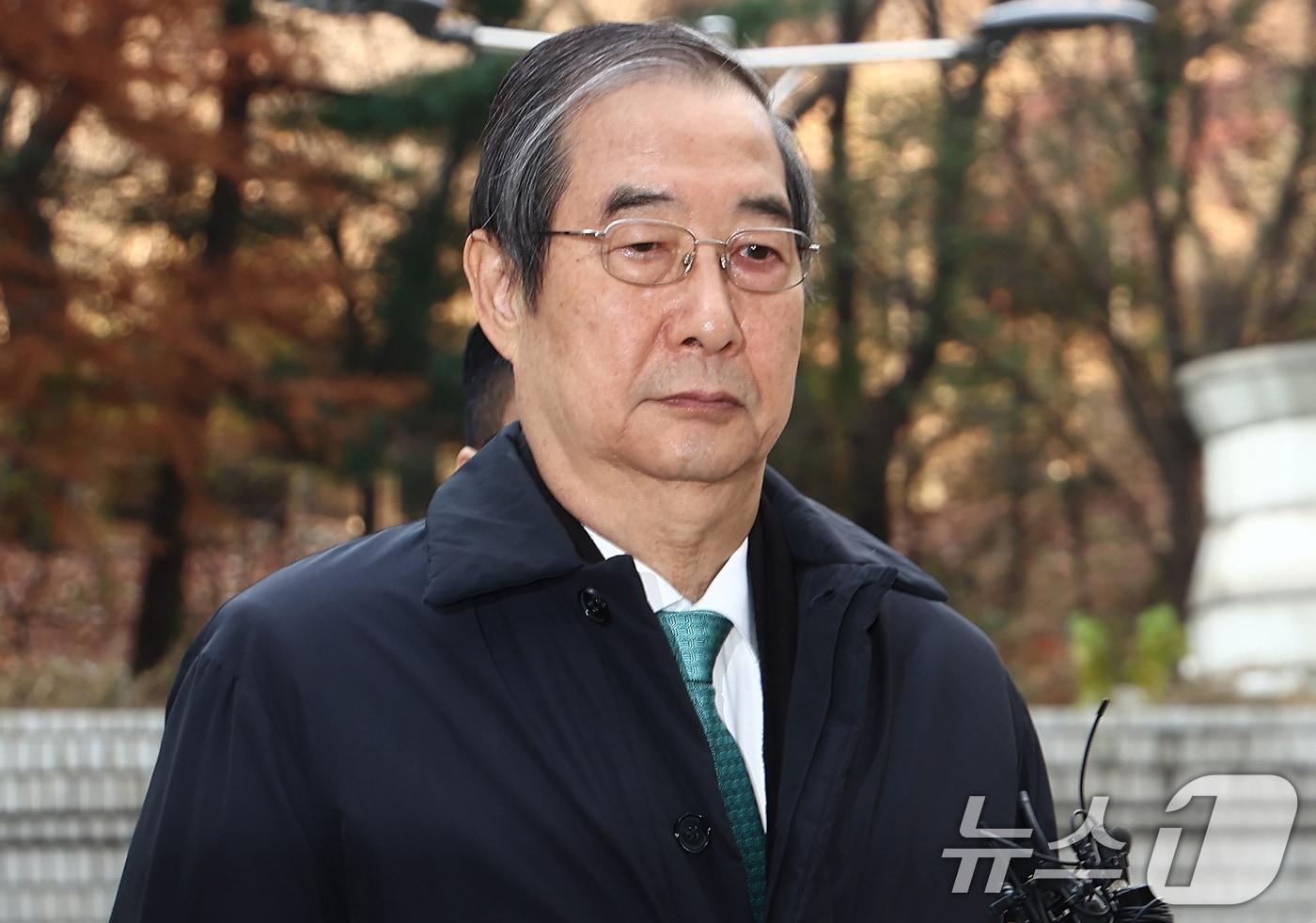 윤석열 전 대통령의 12·3 비상계엄을 적극적으로 말리지 않은 혐의로 재판에 넘겨진 한덕수 전 국무총리가 26일 오전 서울 서초구 서울중앙지방법원에서 열린 내란 우두머리 방조, 내란 중요임무 종사 등 혐의 사건 1심 결심 공판에 출석하고 있다. 2025.11.26/뉴스1 ⓒ News1 김민지 기자