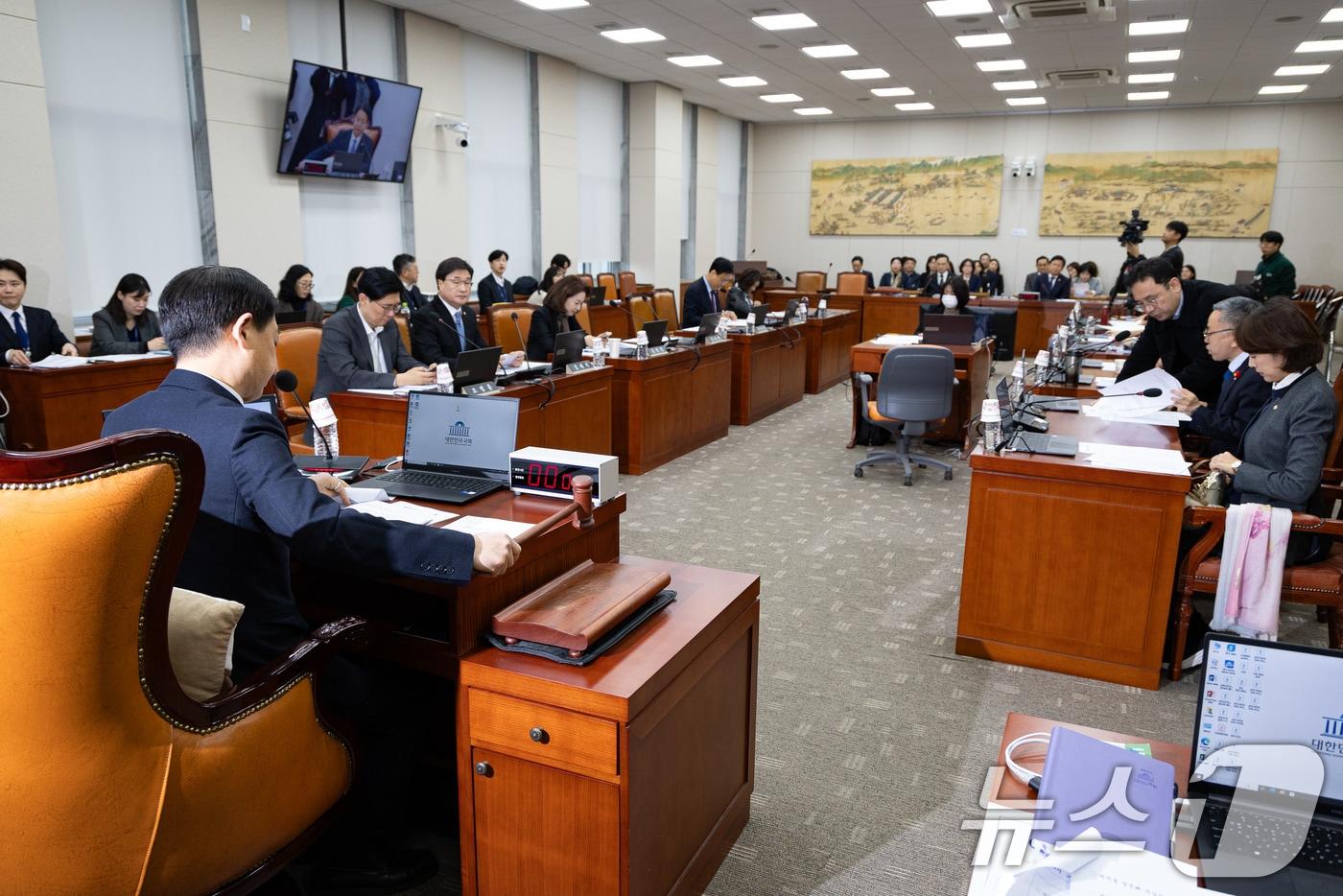 김영호 국회 교육위원장이 26일 서울 여의도 국회에서 열린 제429회 국회&#40;정기회&#41; 교육위원회 제9차 전체회의에서 의사봉을 두드리고 있다. 2025.11.26/뉴스1 ⓒ News1 유승관 기자