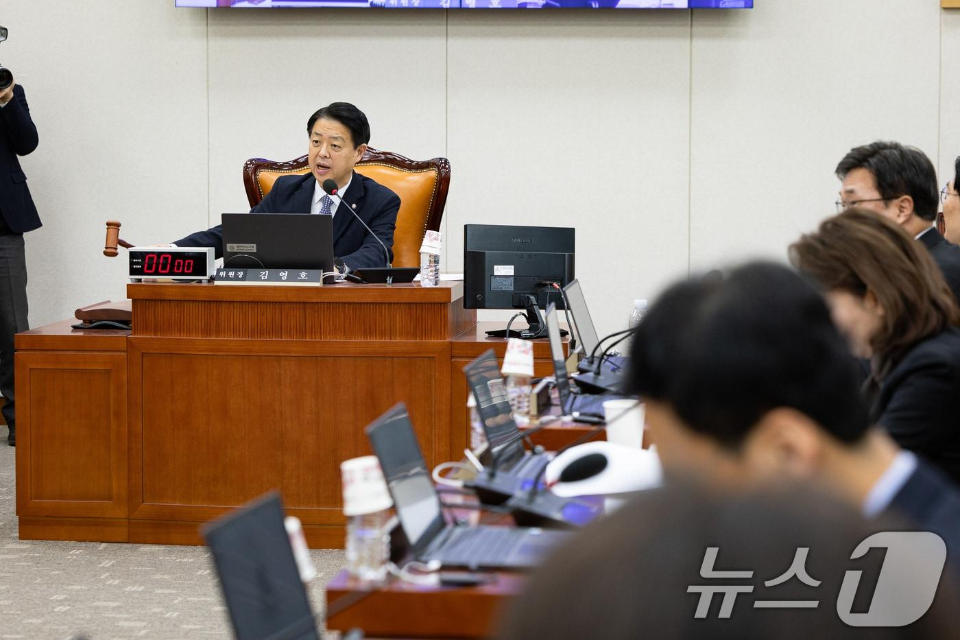 김영호 국회 교육위원장이 26일 서울 여의도 국회에서 열린 제429회 국회&#40;정기회&#41; 교육위원회 제9차 전체회의에서 의사봉을 두드리고 있다. 2025.11.26/뉴스1 ⓒ News1 유승관 기자