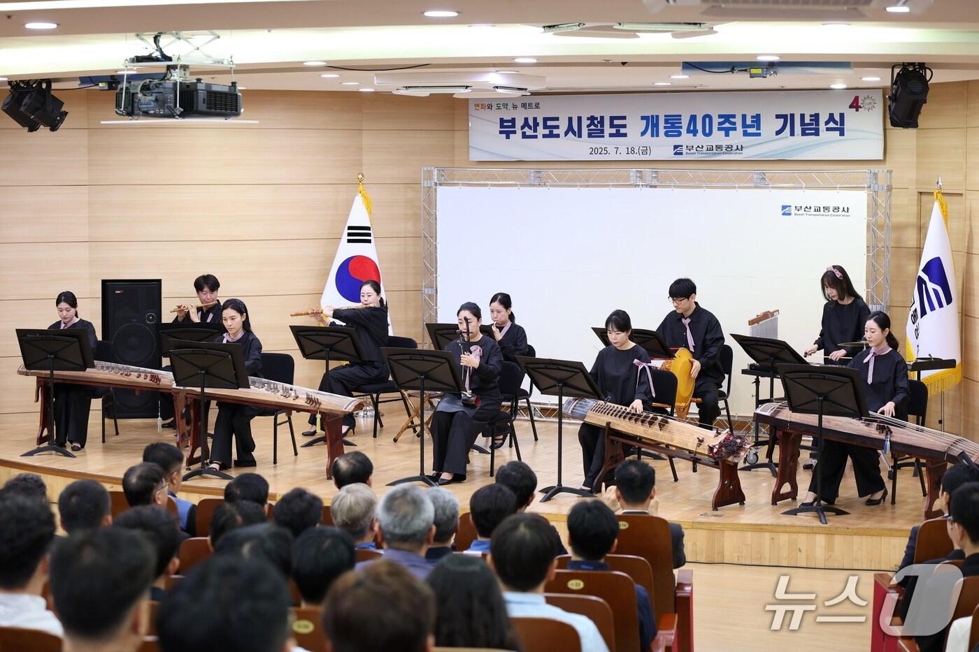 새로운 환승 배경음악 '바다의 바람'이 연주되는 모습 (부산교통공사 제공. 재판매 및 DB금지)