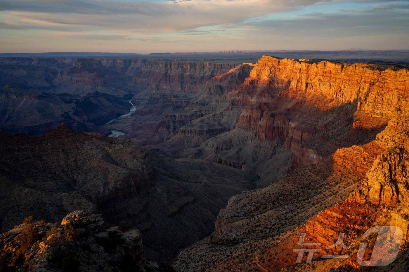 깊이 1.6㎞, 폭 16㎞의 미국 애리조나주의 협곡 그랜드캐니언&#40;Grand Canyon&#41;에서는 콜로라도 강이 고원을 침식해 약 20억 년동안 형성된 암석층을 관찰할 수 있다. ⓒ AFP=뉴스1