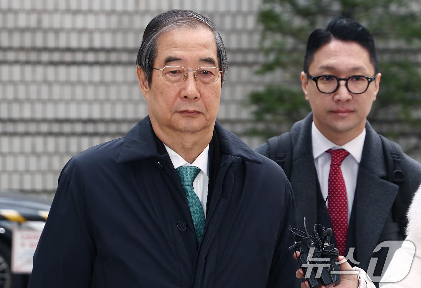 윤석열 전 대통령의 12·3 비상계엄을 적극적으로 말리지 않은 혐의로 재판에 넘겨진 한덕수 전 국무총리가 26일 오전 서울 서초구 서울중앙지방법원에서 열린 내란 우두머리 방조, 내란 중요임무 종사 등 혐의 사건 1심 결심 공판에 출석하고 있다. 2025.11.26/뉴스1 ⓒ News1 김민지 기자