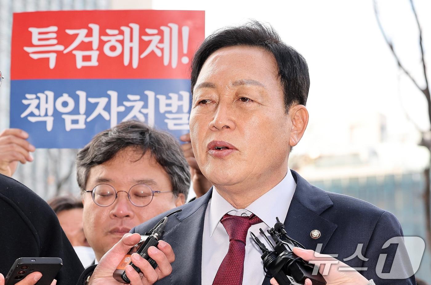 김선교 국민의힘 의원이 26일 서울 종로구 광화문 KT 빌딩에 마련된 김건희 특검&#40;특별검사 민중기&#41; 사무실에 피의자 신분으로 출석하며 취재진 질문에 답하고 있다. 2025.11.26/뉴스1 ⓒ News1 박지혜 기자