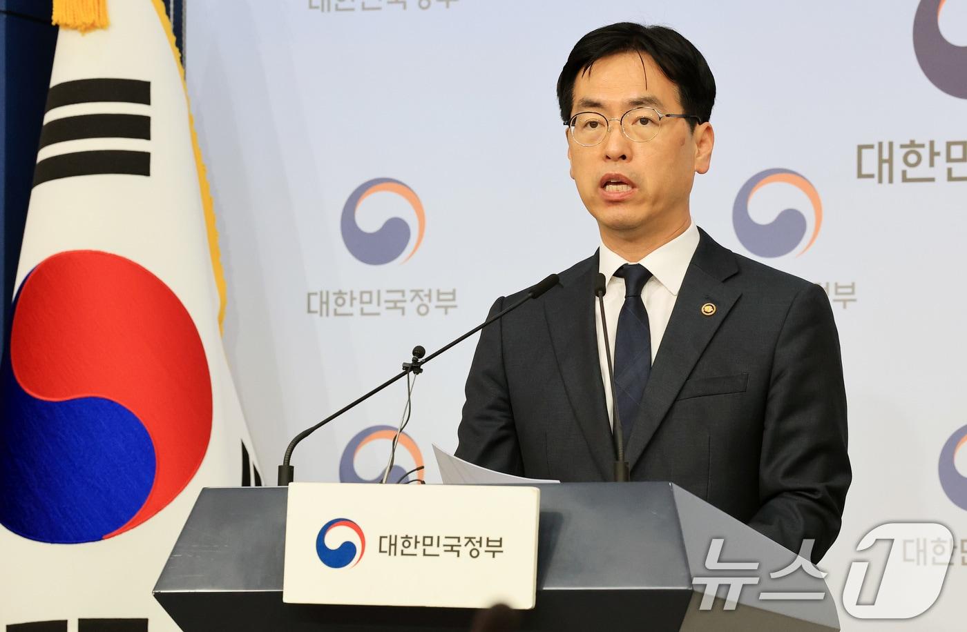 본문 이미지 - 김민재 행정안전부 차관이 26일 오전 서울 종로구 정부서울청사 별관에서 지방의원 임기만료 전 외유성 공무국외출장 방지 대책 브리핑을 하고 있다. 2025.11.26 ⓒ 뉴스1 임세영 기자