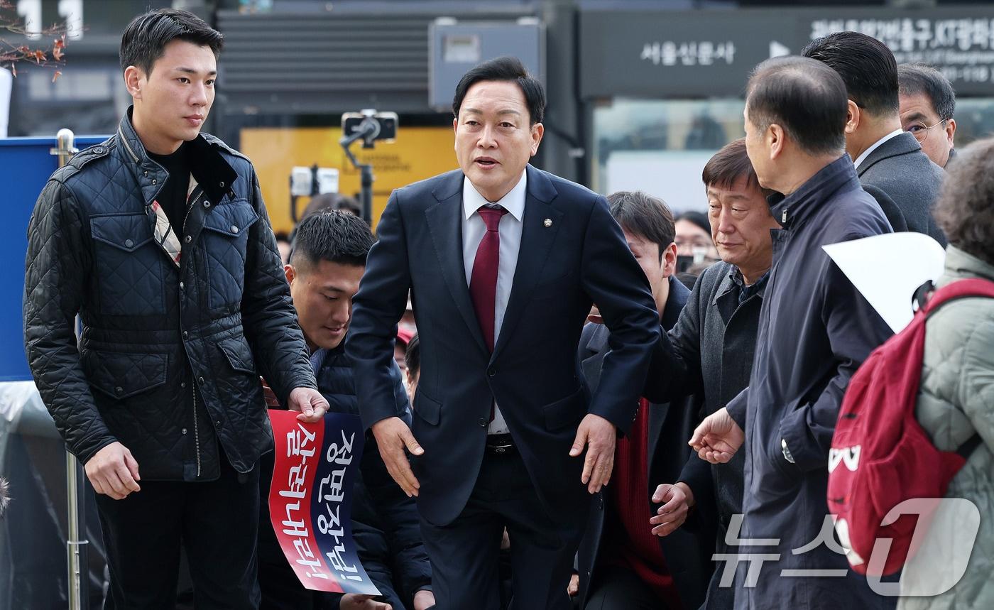 김선교 국민의힘 의원이 26일 서울 종로구 광화문 KT 빌딩에 마련된 김건희 특검&#40;특별검사 민중기&#41; 사무실에 피의자 신분으로 출석하고 있다. 2025.11.26/뉴스1 ⓒ News1 박지혜 기자