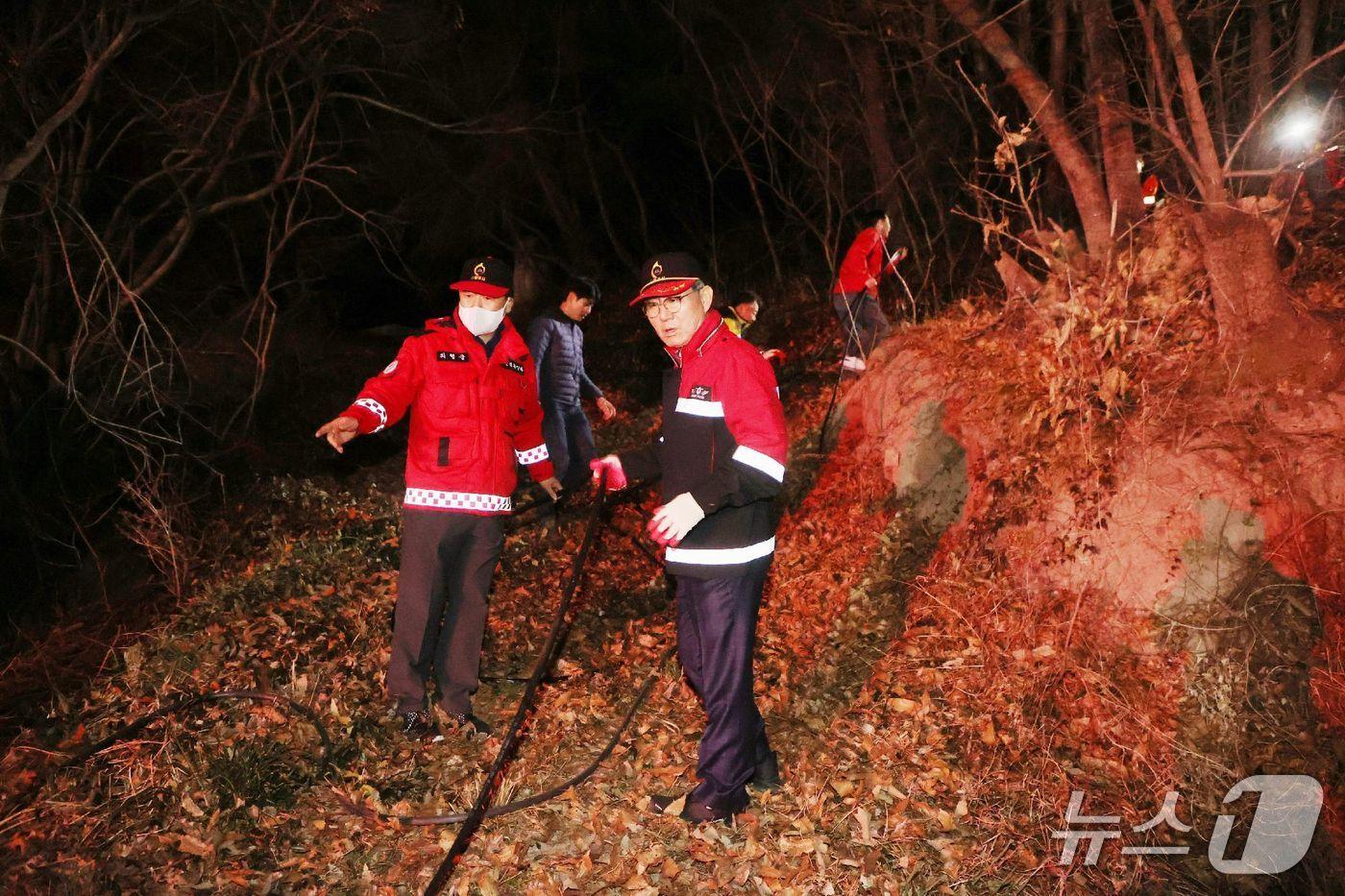 오태완 의령군수(오른쪽)의 산불 현장 지휘 장면(의령군 제공. 재판매 및 DB금지).