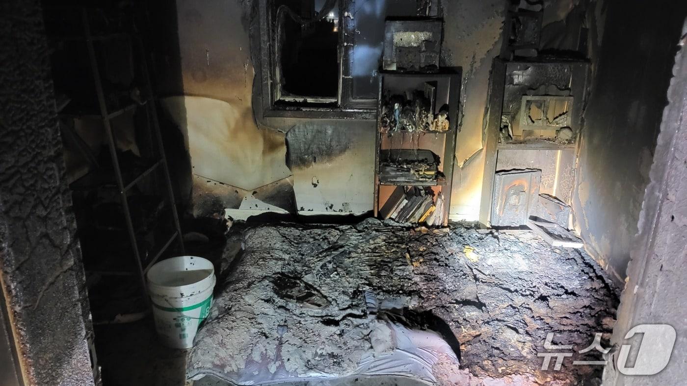 26일 오전 2시 28분께 울산 동구 일산동의 한 주택에서 배터리 화재로 추측되는 화재가 발생했다.&#40;울산소방본부 제공. 재판매 및 DB금지&#41;/뉴스1