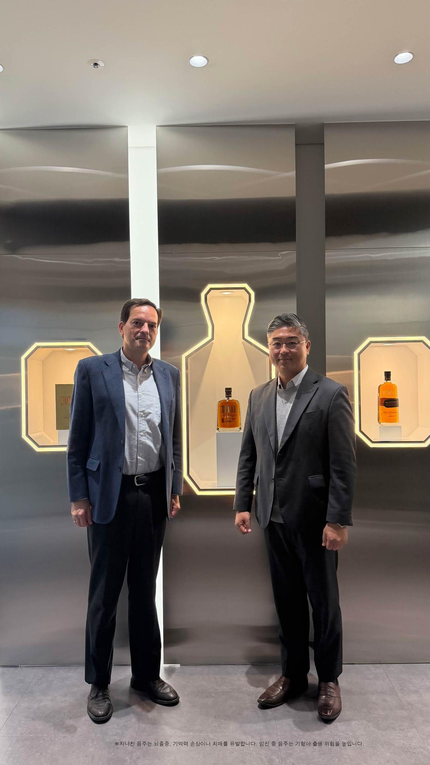 본문 이미지 - &#40;왼쪽&#41;엔리케 무리요 곤잘레스 비야스 총괄이사, 김관태 골든블루 인터내셔널 마케팅본부 이사가 기념 촬영을 하는 모습.&#40;골든블루 인터내셔널 제공&#41;