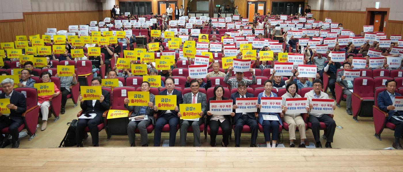 본문 이미지 - 김기웅 서천군수와 공직자들이 서명운동 캠페인에 나서고 있다.(서천군 제공. 재판매 및 DB금지)/뉴스1 