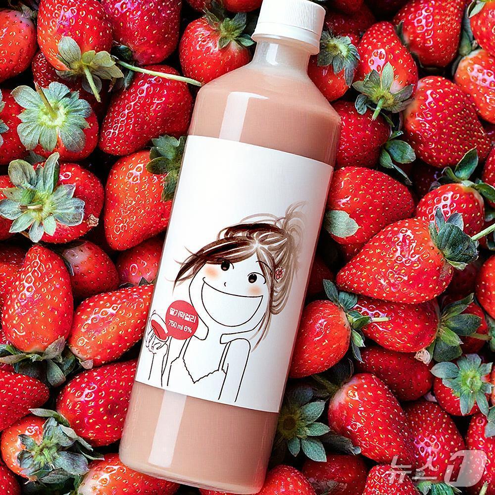 본문 이미지 - 전북 진안군의 성수주조장의 &#39;딸기 막걸리&#39;가 영국 해로즈 백화점에 입점했다.&#40;주조장제공, 재판매 및 DB금지&#41;2025.11.26/뉴스1