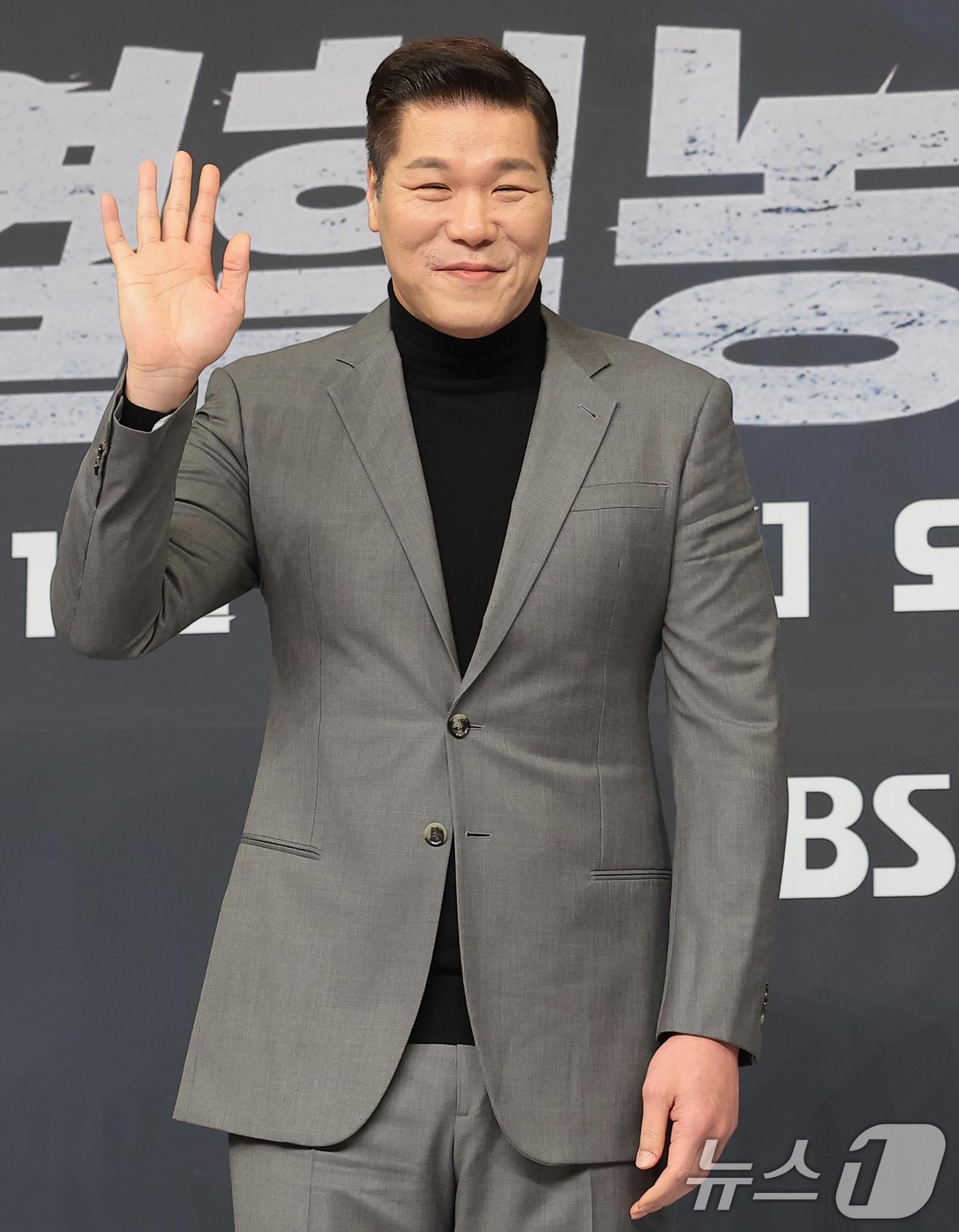 본문 이미지 - 서장훈 감독이 29일 오전 서울 양천구 목동 SBS에서 열린 새 농구 예능 프로그램 &#39;열혈농구단’ 제작발표회에 참석해 포즈를 취하고 있다. &#39;열혈농구단&#39;은 농구계의 전설 서장훈이 직접 만든 전설의 농구단 &#39;라이징이글스&#39;의 아시아 제패기를 다루는 예능이다. 2025.11.26/뉴스1 ⓒ News1 권현진 기자