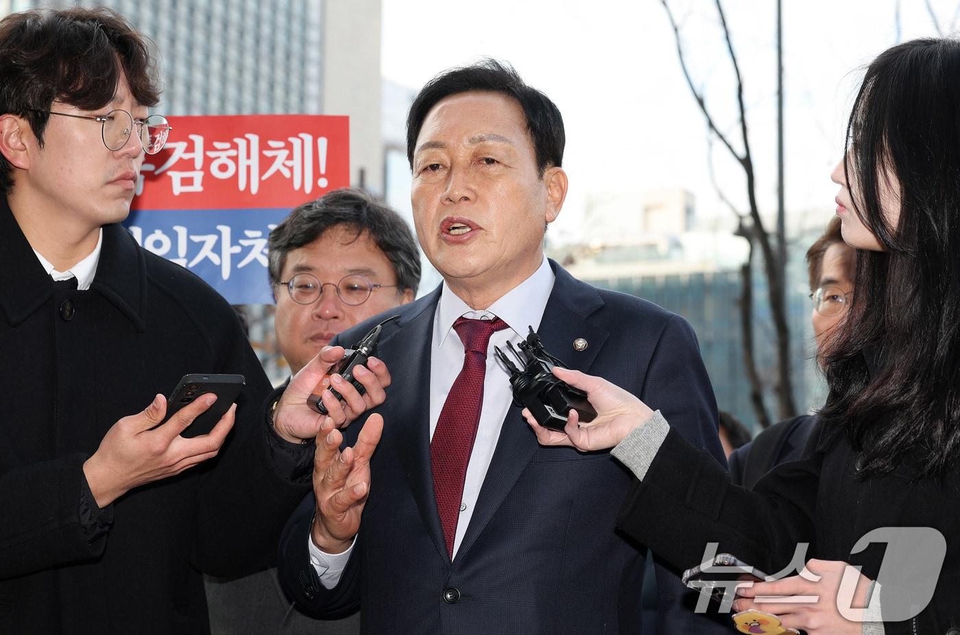 김선교 국민의힘 의원이 26일 서울 종로구 광화문 KT 빌딩에 마련된 김건희 특검팀&#40;특별검사 민중기&#41;에 피의자 신분으로 출석하며 취재진 질문에 답하고 있다. 2025.11.26/뉴스1 ⓒ News1 박지혜 기자