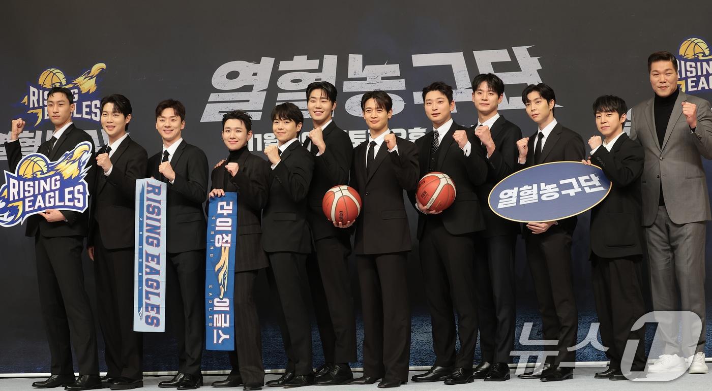 서장훈 감독&#40;오른쪽&#41;을 비롯한 선수들이 29일 오전 서울 양천구 목동 SBS에서 열린 새 농구 예능 프로그램 &#39;열혈농구단’ 제작발표회에 참석해 포즈를 취하고 있다. &#39;열혈농구단&#39;은 농구계의 전설 서장훈이 직접 만든 전설의 농구단 &#39;라이징이글스&#39;의 아시아 제패기를 다루는 예능이다. 2025.11.26/뉴스1 ⓒ News1 권현진 기자
