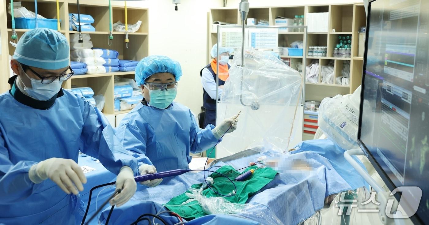 정보영 심장내과 교수(오른쪽)가 펄스장 절제술을 시행하고 있다.(세브란스 제공) 2025.11.26/뉴스1