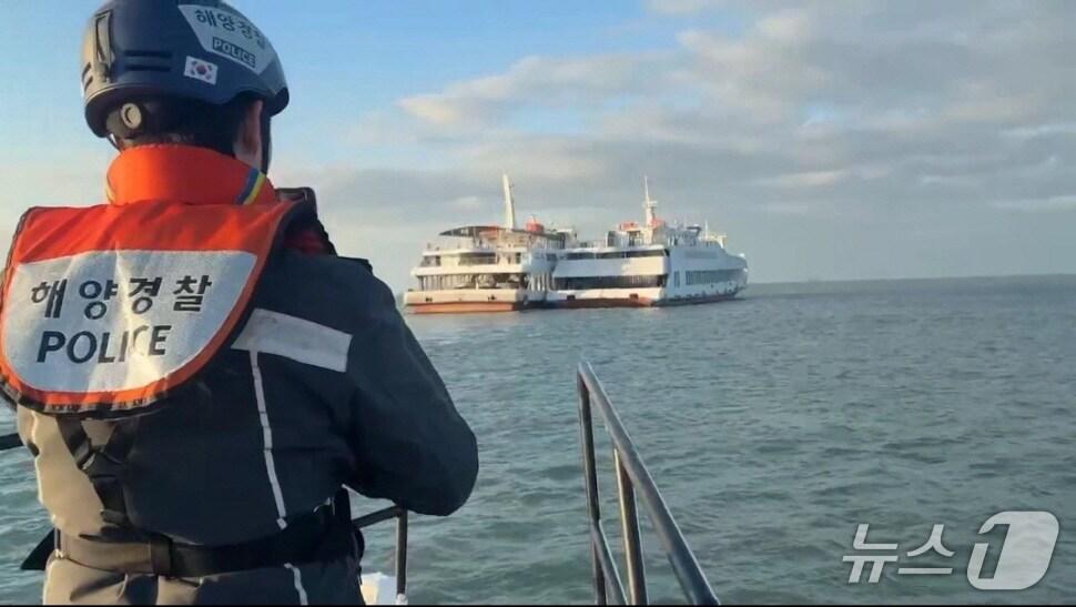 본문 이미지 - 26일 오전 7시 18분쯤 완도군 흑일도 남쪽 0.9㎞ 해상에서 595톤급 여객선 A호가 고장신고가 접수돼 해경이 출동한 모습.(완도해경 제공. 재판매 및 DB 금지)