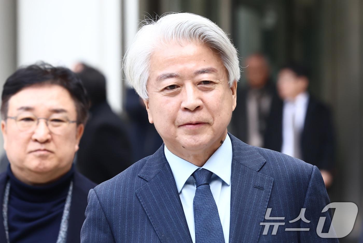 사업가로부터 6000만원의 불법 정치자금 수수 혐의를 받는 노웅래 전 더불어민주당 의원이 26일 오전 서울 서초구 서울중앙지방법원에서 열린 1심 선고 공판을 마치고 나오고 있다. 이날 노 전 의원은 1심에서 무죄를 선고 받았다. ⓒ News1 김민지 기자