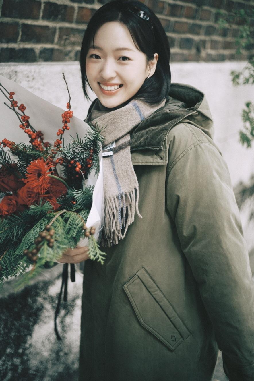 본문 이미지 - 나우(nau)는 배우 차경은과 함께 따뜻한 크리스마스 무드를 담아낸 겨울 화보를 26일 공개했다.(나우제공)