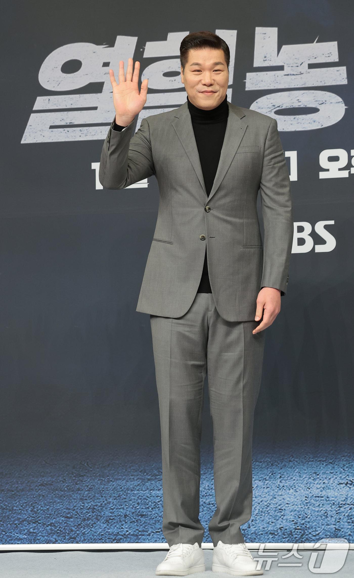 본문 이미지 - 서장훈 감독이 29일 오전 서울 양천구 목동 SBS에서 열린 새 농구 예능 프로그램 '열혈농구단’ 제작발표회에 참석해 포즈를 취하고 있다. '열혈농구단'은 농구계의 전설 서장훈이 직접 만든 전설의 농구단 '라이징이글스'의 아시아 제패기를 다루는 예능이다. 2025.11.26/뉴스1 ⓒ News1 권현진 기자