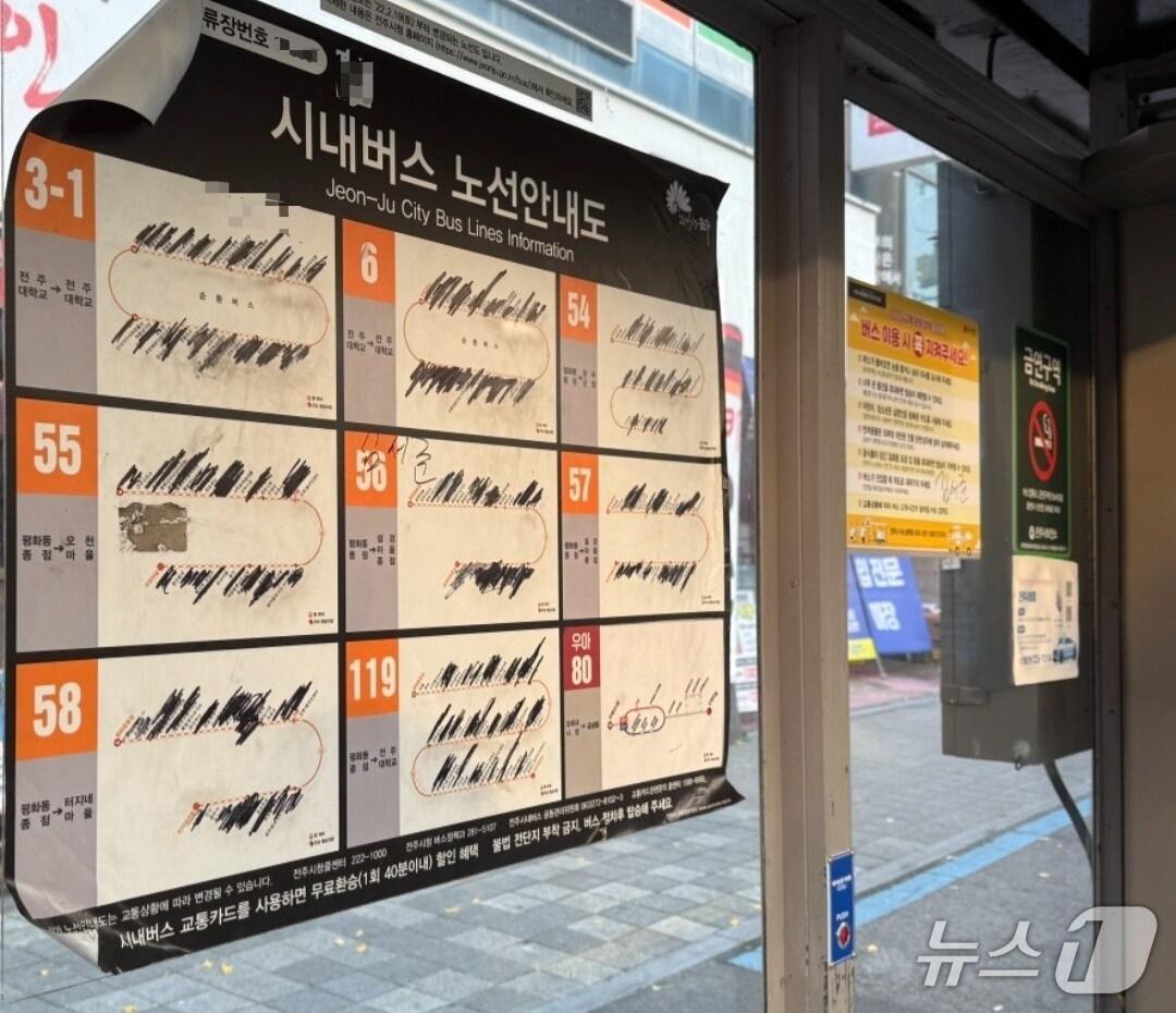 본문 이미지 - 전주시 덕진구 한 버스정류장 노선안내도에 낙서가 돼 있다.&#40;SNS 갈무리&#41;