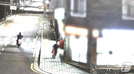 본문 이미지 - 편의점 털이를 시도한 남성이 도주하고 있다.(부산동부경찰서 제공. 재판매 및 DB 금지)