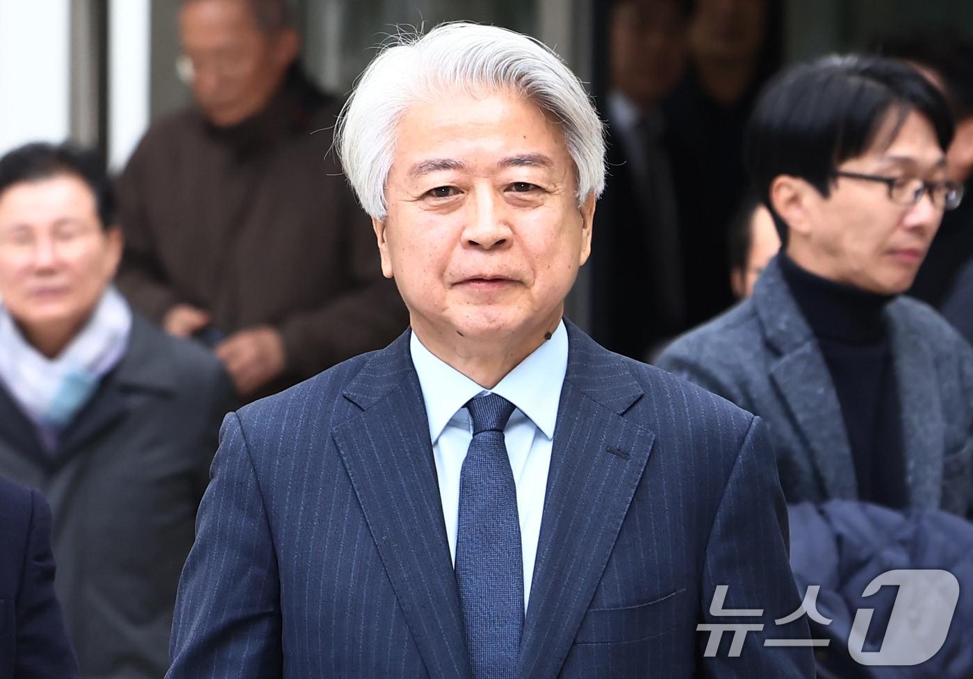 사업가로부터 6000만원의 불법 정치자금 수수 혐의를 받는 노웅래 전 더불어민주당 의원이 26일 오전 서울 서초구 서울중앙지방법원에서 열린 1심 선고 공판을 마치고 나오고 있다. 이날 노 전 의원은 1심에서 무죄를 선고 받았다. 2025.11.26/뉴스1 ⓒ News1 김민지 기자