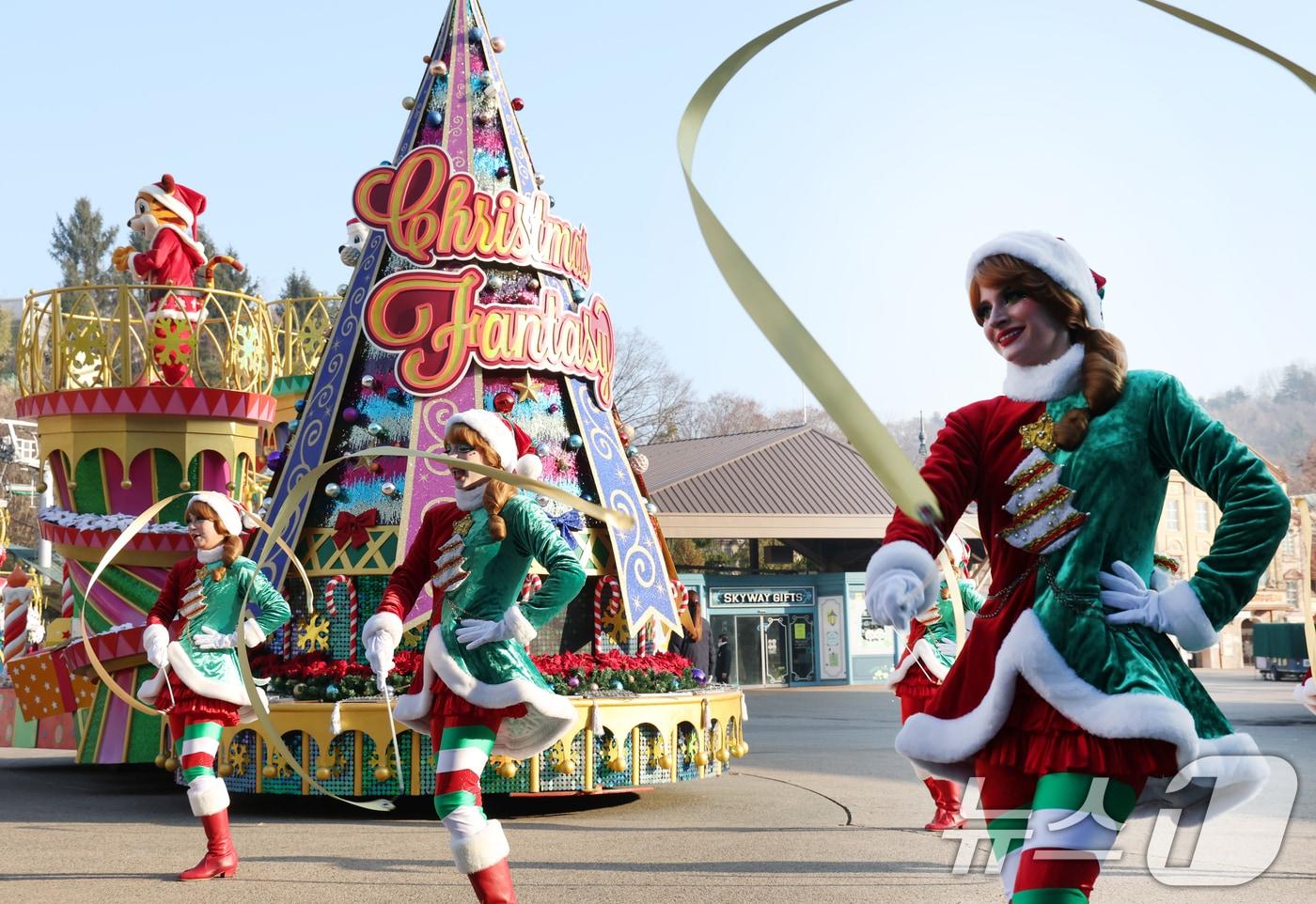 26일 경기 용인시 처인구 에버랜드에서 크리스마스 판타지 &#39;블링블링 X-Mas 퍼레이드&#39; 공연 리허설을 하고 있다. 에버랜드는 28일부터 12월 31일까지 성탄절 분위기를 미리 경험할 수 있는 &#39;크리스마스 판타지&#39; 겨울축제를 개최한다. 2025.11.26/뉴스1 ⓒ News1 김영운 기자