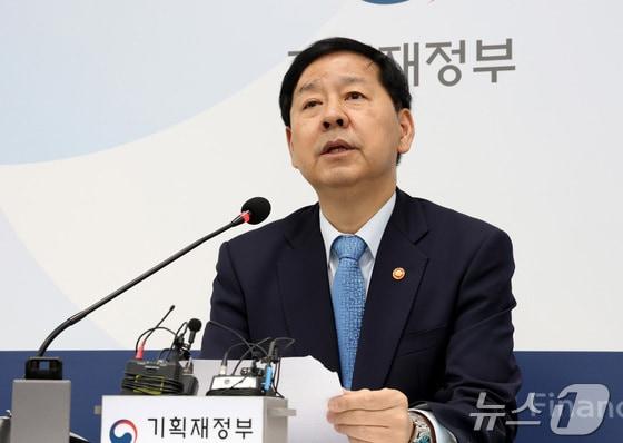 본문 이미지 - 구윤철 경제부총리 겸 기획재정부 장관이 26일 세종시 정부세종청사 기자실에서 출입기자단 기자 간담회를 열고 외환시장 등 최근 경제상황 관련 내용을 설명하고 있다. 2025.11.26/뉴스1 ⓒ News1 김기남 기자