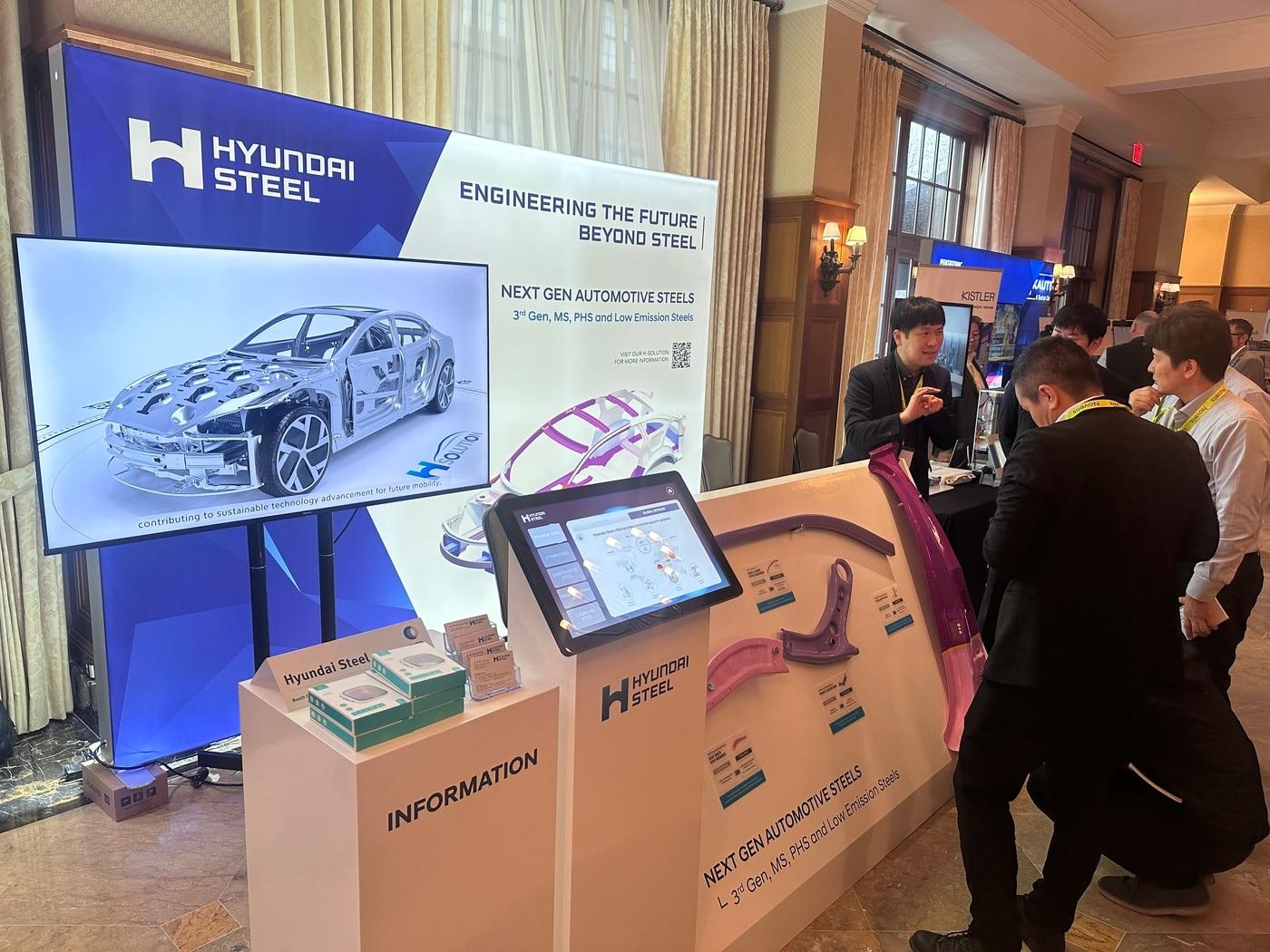 본문 이미지 - 현대제철 연구원이 미국 &#39;카바디 익스피리언스&#39;&#40;Car Body Xperience&#41;에 참석한 글로벌 고객사들에게 3세대 강판을 설명하고 있다. &#40;현대제철 제공&#41;