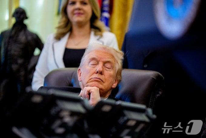 도널드 트럼프 미국 대통령이 8일(현지시간) 백악관에서 행사 도중 조는 모습이 포착됐다. (출처=엑스) 2025.11.08./뉴스1