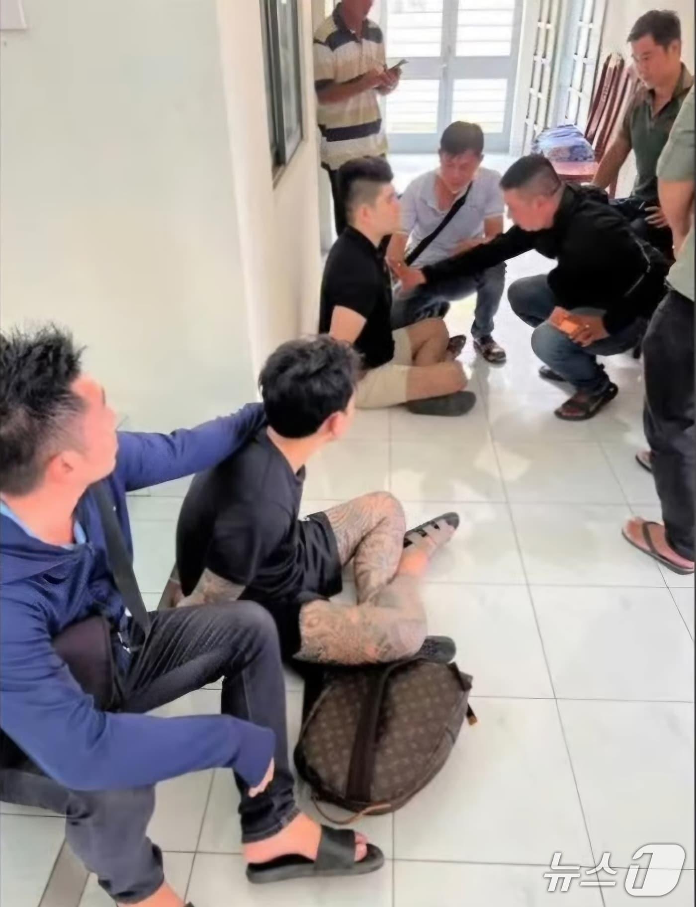 본문 이미지 - 베트남 호치민에서 시신을 대형 가방에 유기한 한국 국적 용의자 2명이 현지 경찰에 체포됐다.(베트남 플러스 제공. 재판매 및 DB 금지)2025.11.26/뉴스1