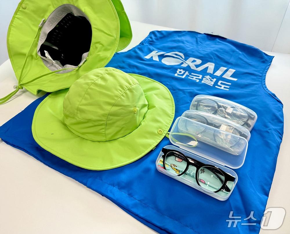 본문 이미지 - 폐안전모 등을 활용해 업사이클링한 작업모와 돋보기안경(코레일 제공.재판매 및 DB금지)/뉴스1