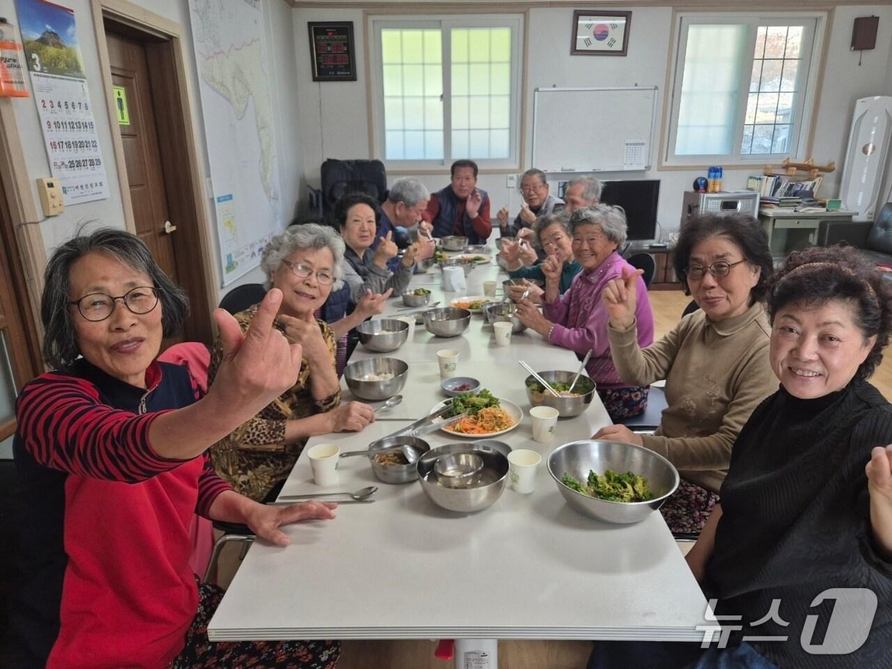 본문 이미지 - 제천형 경로당 점심제공지원사업 참여자.(제천시 제공. 재판매 및 DB금지)/뉴스1 