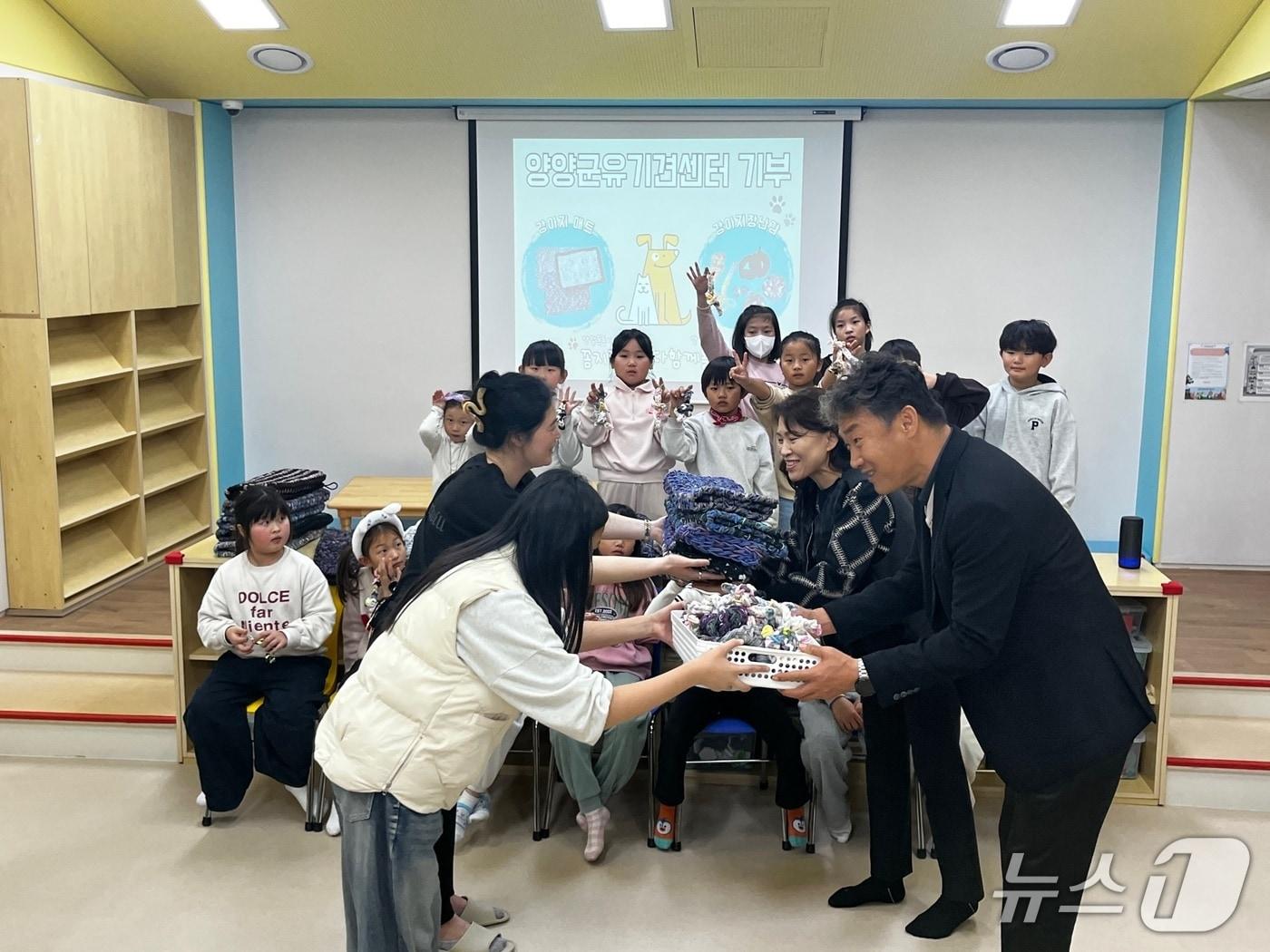 본문 이미지 - 강원 양양 다함께돌봄센터 소속 아동 16명은 지난 25일 양양군 농업기술센터 농정축산과를 통해 양양 유기견보호센터에 직접 제작한 강아지매트 20점과 장난감 35점을 전달했다.&#40;양양군 제공, 재판매 및 DB 금지&#41; 2025.11.26/뉴스1