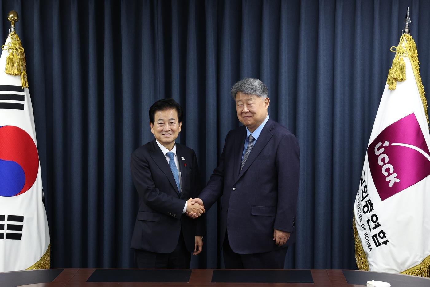 정동영 통일부 장관과 김종협 한국교회총연합&#40;UCCK&#41; 대표회장. &#40;통일부 제공&#41;